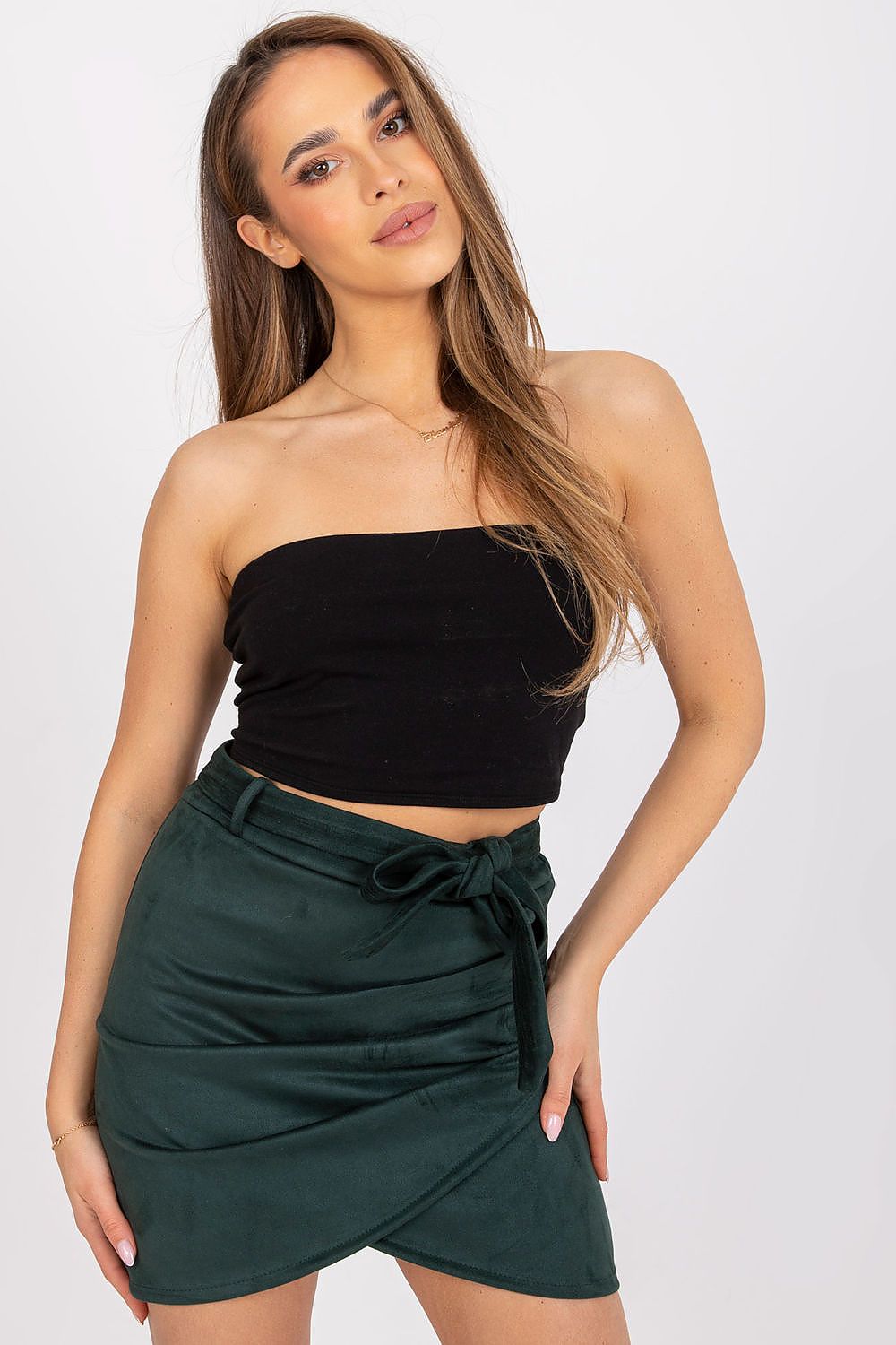 Jupe verte style portefeuille courte idéale pour une tenue décontractée chic, avec lien à nouer sur le côté.