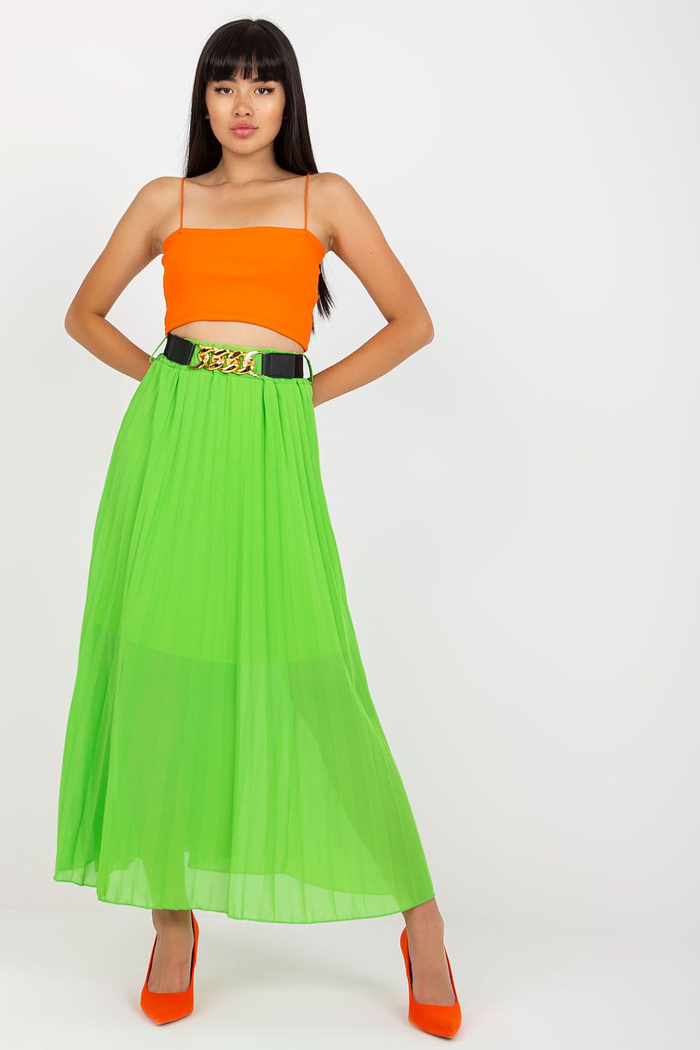 Jupe longue verte plissée en tulle pour un style élégant et moderne, parfaite pour une tenue chic décontractée.