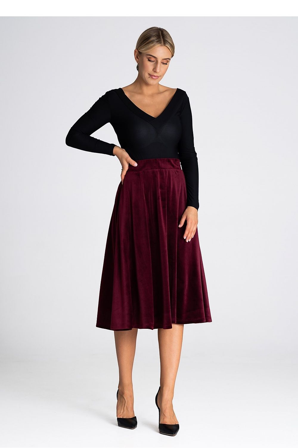 Jupe midi velours rouge élégante, coupe droite et fluide pour un look chic et confortable, idéale pour diverses occasions.