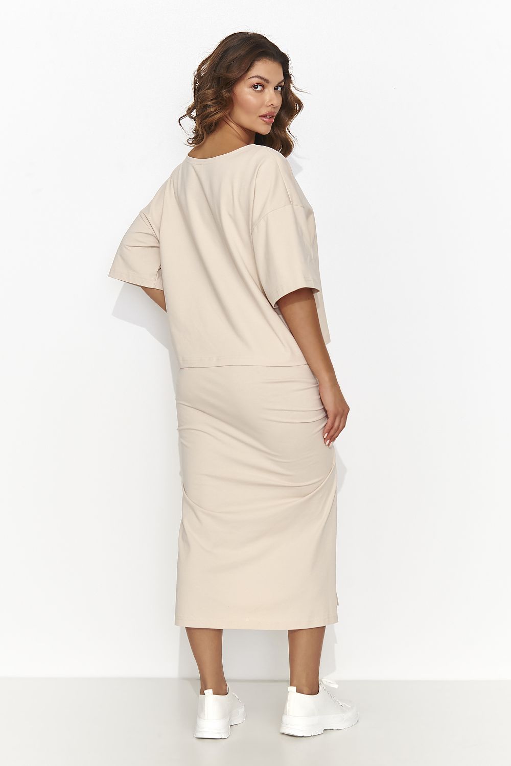 Jupe midi beige fendue en satin, élégante pour un style chic et tendance, parfait pour un look de bureau ou de soirée.