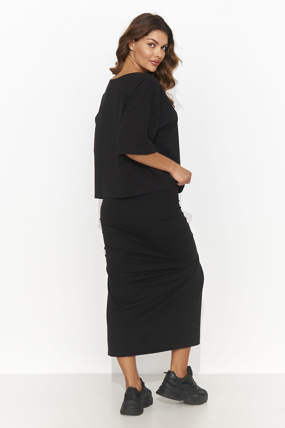 Jupe noire fendue midi élégante et moderne pour un look chic et tendance, disponible en ligne.