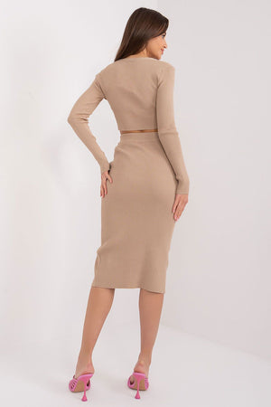 Jupe beige midi fendue en maille avec coupe droite pour un style élégant et contemporain.