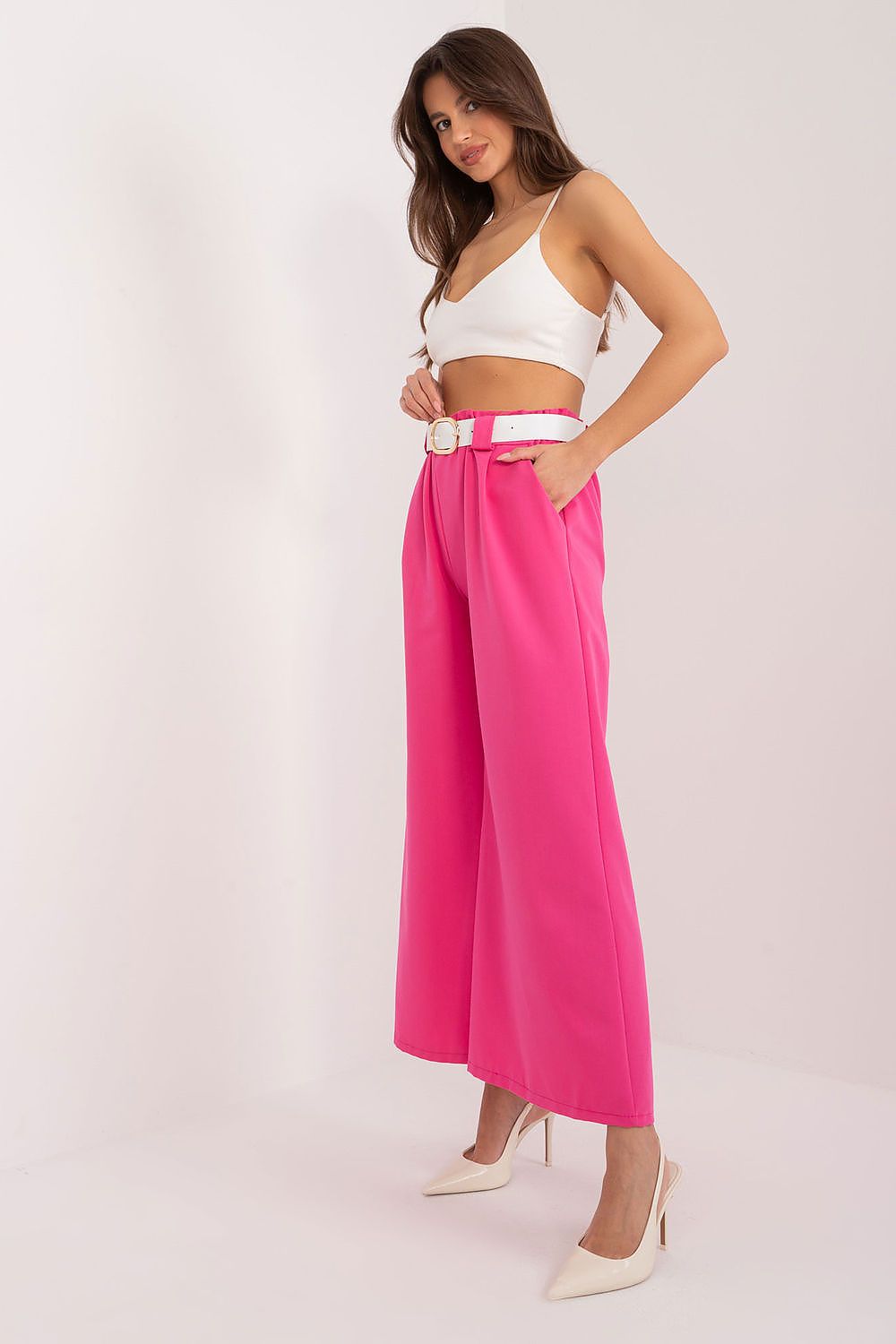 Jupe rose longue fluide coupe droite avec ceinture blanche pour un look moderne, idéal pour tenue femme.