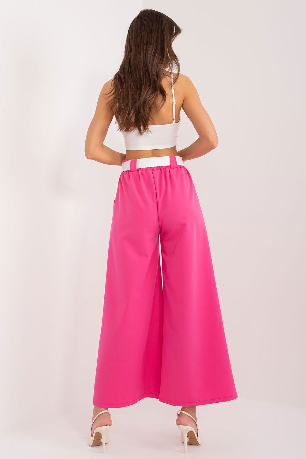 Jupe culotte rose longue fluide pour un look moderne et confortable, idéale pour une tenue casual chic.
