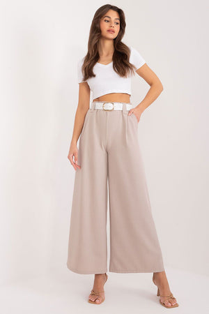 Jupe culotte beige taille haute avec ceinture, style élégant et moderne pour une tenue chic et décontractée.