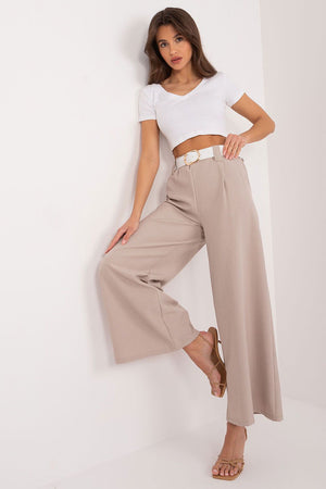 Jupe culotte beige taille haute avec ceinture, style élégant et décontracté, parfait pour une tenue de bureau ou sortie casual.