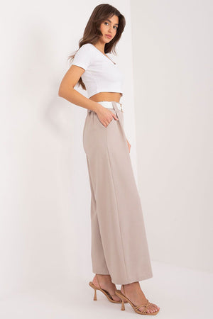 Jupe-culotte beige taille haute avec ceinture, idéale pour un look chic et tendance, matière fluide pour confort optimal.