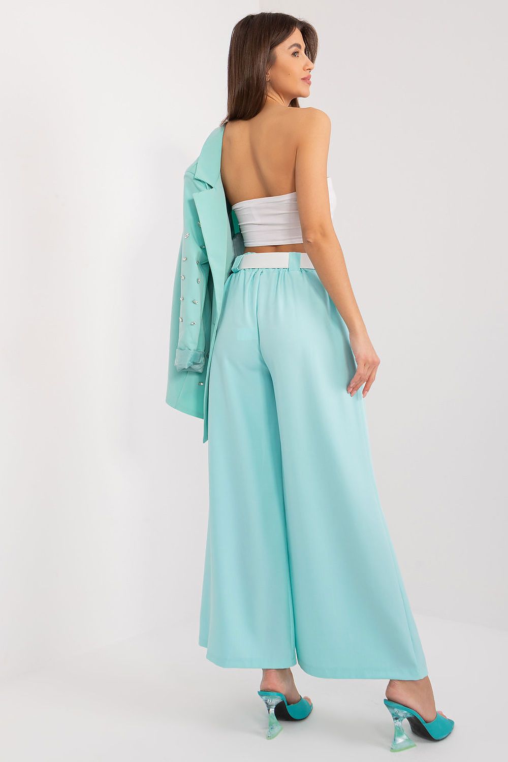 Jupe longue fluide bleue pour femme, style moderne et élégant.