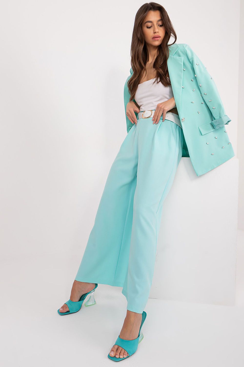 Jupe longue fluide vert d'eau, style tailleur avec veste assortie, coupe droite élégante pour femme moderne.