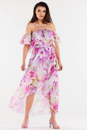 Jupe longue fluide à volants rose avec motifs floraux pour un look bohème et féminin, parfaite pour une tenue estivale.