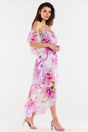 Jupe longue fluide à motifs fleuris rose et blanc avec coupe asymétrique pour un look bohème et féminin.
