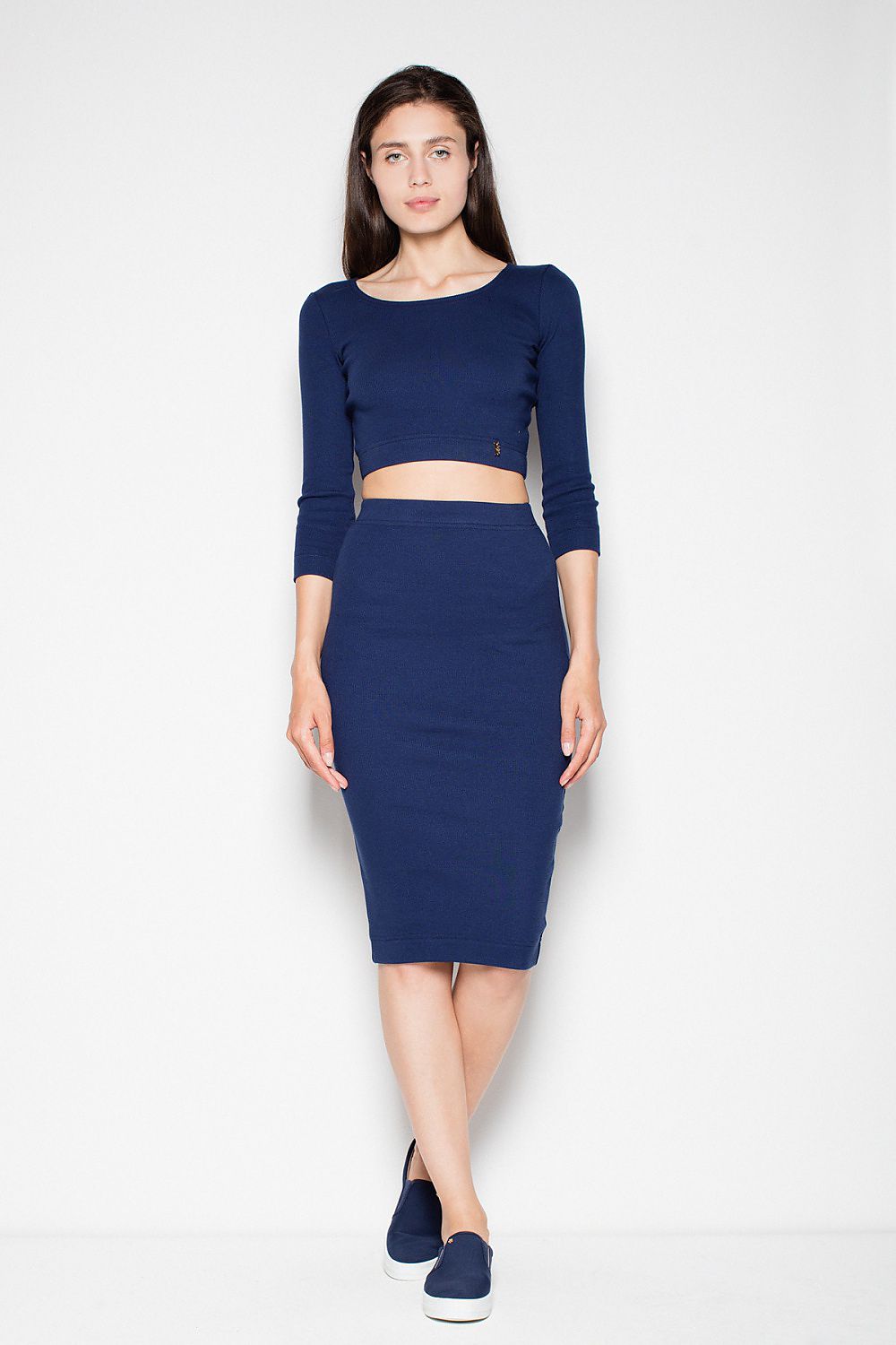 Jupe bleue midi moulante en maille pour un look élégant et confortable, idéale pour le bureau ou une sortie.