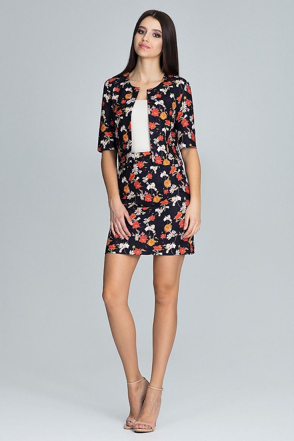 Jupe courte noire à motif floral pour une tenue élégante et féminine, idéale pour les sorties.