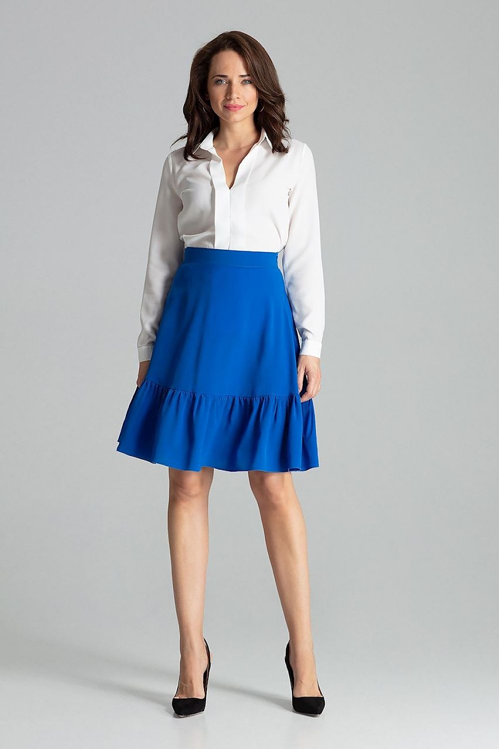 Jupe bleue courte à volant pour femme, style élégant et moderne, parfaite pour un look chic.