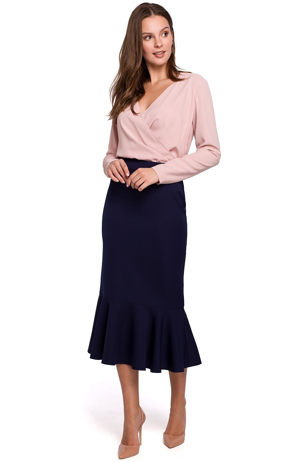 Jupe midi bleue fendue élégante avec ourlet à volants pour un look chic et professionnel, parfaite pour le bureau ou un événement formel.