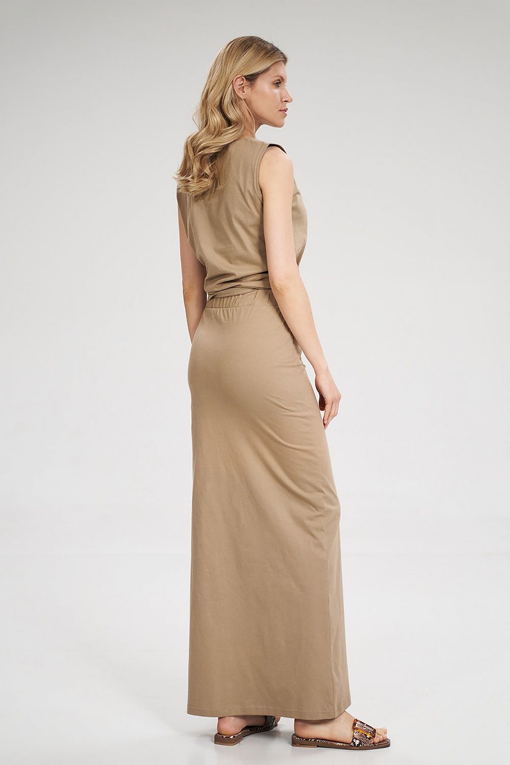 Jupe beige longue fendue en satin, coupe droite élégante pour un look chic et moderne, idéale pour toute occasion.