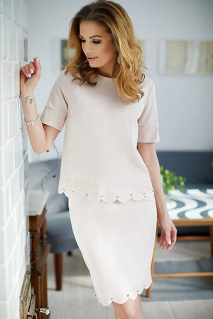 Jupe beige midi droite chic pour un style élégant et professionnel, parfaite pour le bureau ou un événement formel.