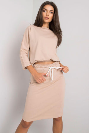 Jupe beige droite midi en coton, confortable et tendance pour un look décontracté et élégant.