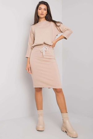 Jupe beige droite midi en coton, confortable et élégante pour un look quotidien chic et simple.