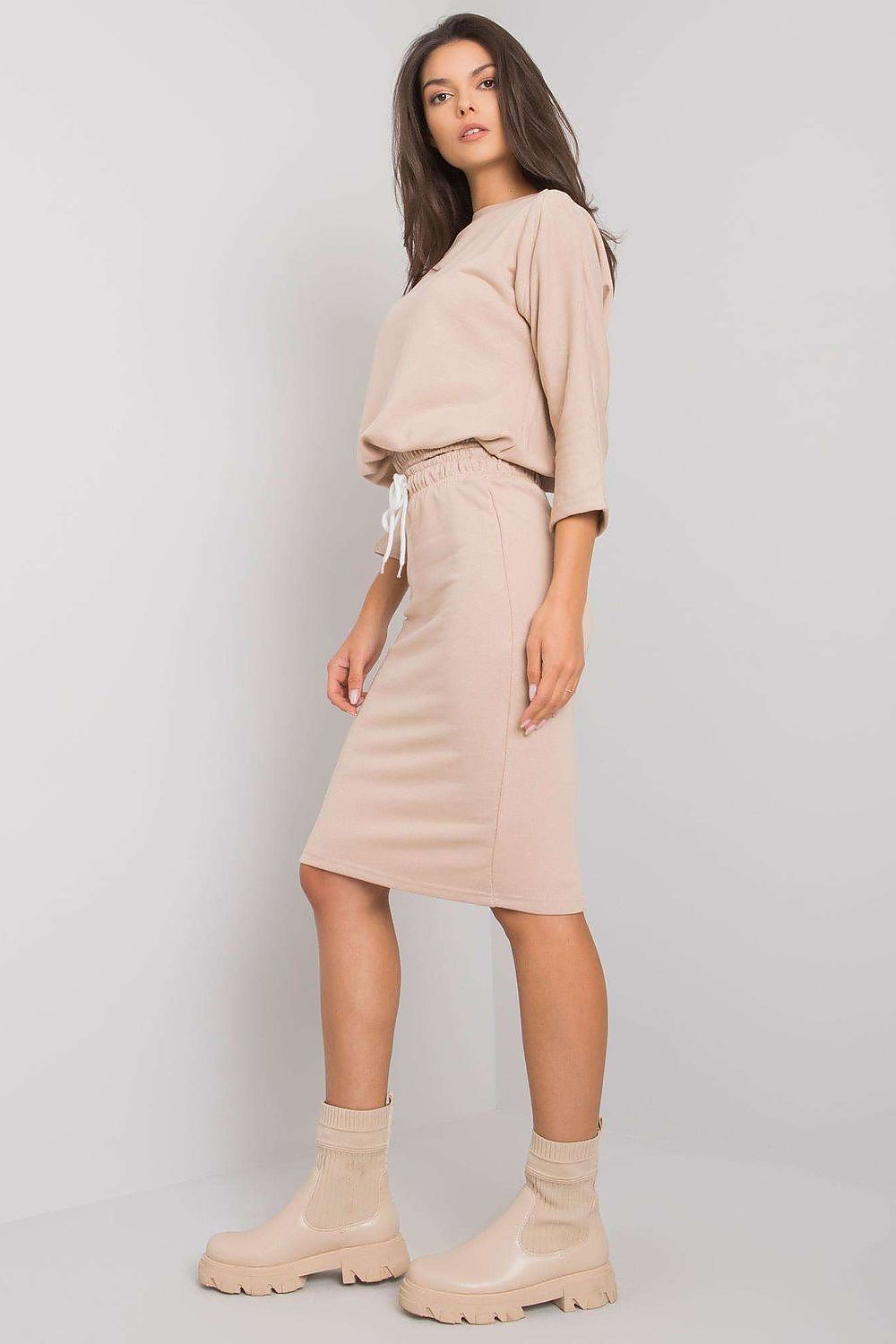 Jupe beige droite midi en coton, idéale pour un style décontracté et élégant, parfaite pour une tenue de journée.