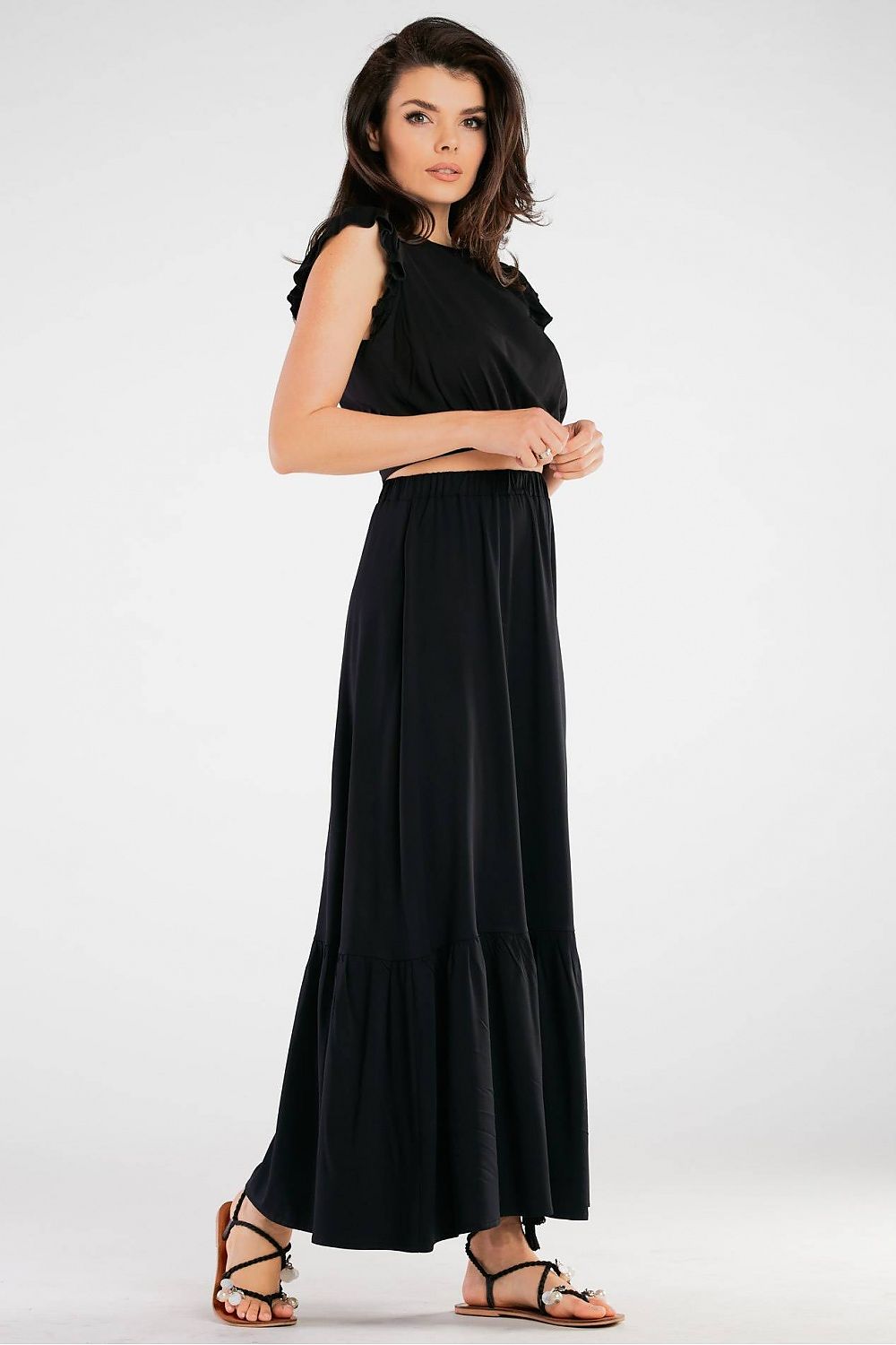 Jupe longue fluide noire élégante pour soirée ou tenue décontractée chic, parfaite pour mettre en valeur la silhouette avec confort.