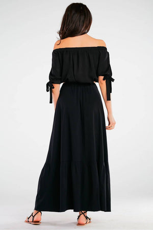 Jupe longue fluide noire pour femme, style élégant et versatile idéal pour une tenue habillée ou décontractée.