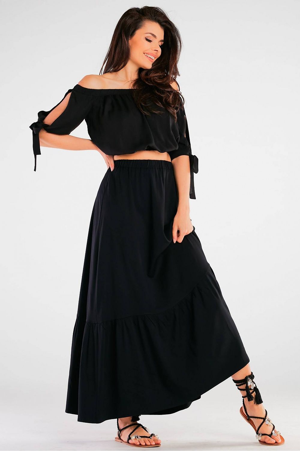 Jupe longue fluide noire, coupe droite, style bohème, tenue décontractée et élégante, pour sorties en soirée ou événements fashion.