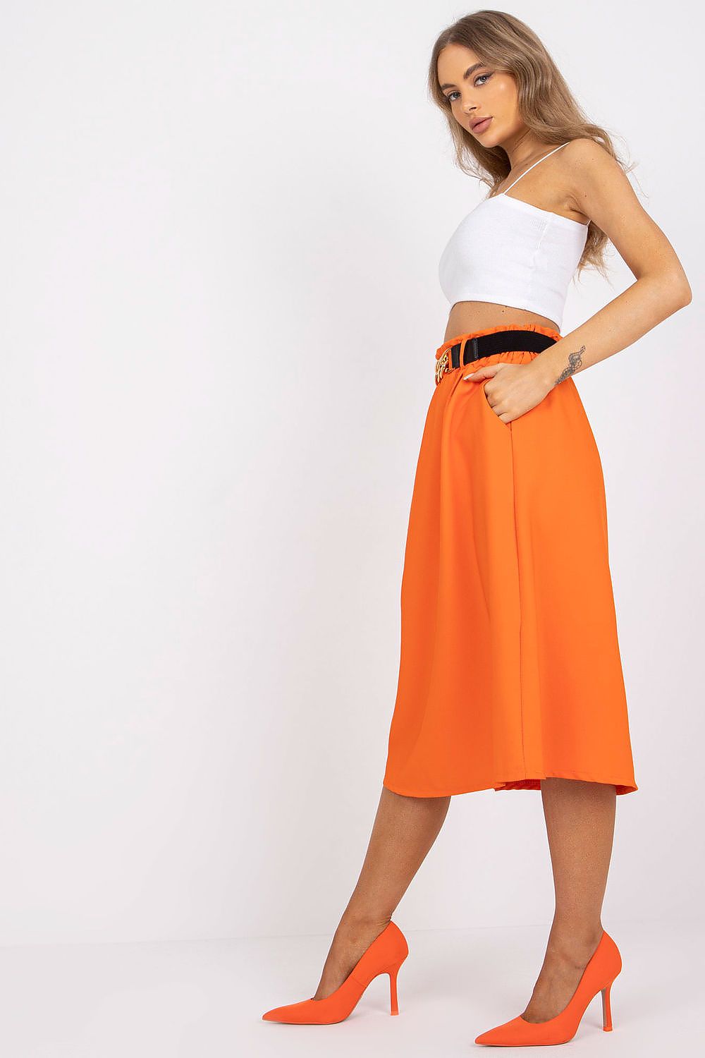 Jupe midi orange plissée tendance pour un look chic et élégant, idéale pour mi-saison.