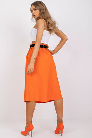Jupe midi orange plissée avec ceinture noire, style élégant et moderne pour tenue chic et tendance.
