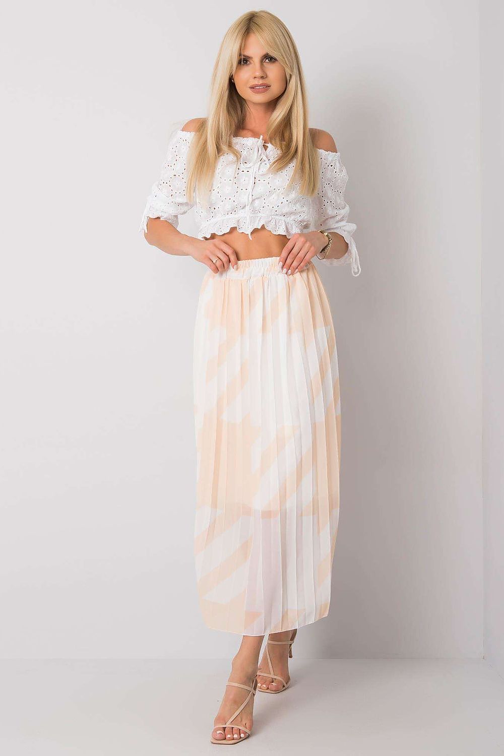 Jupe longue fluide beige à rayures transparentes pour un style élégant et décontracté.