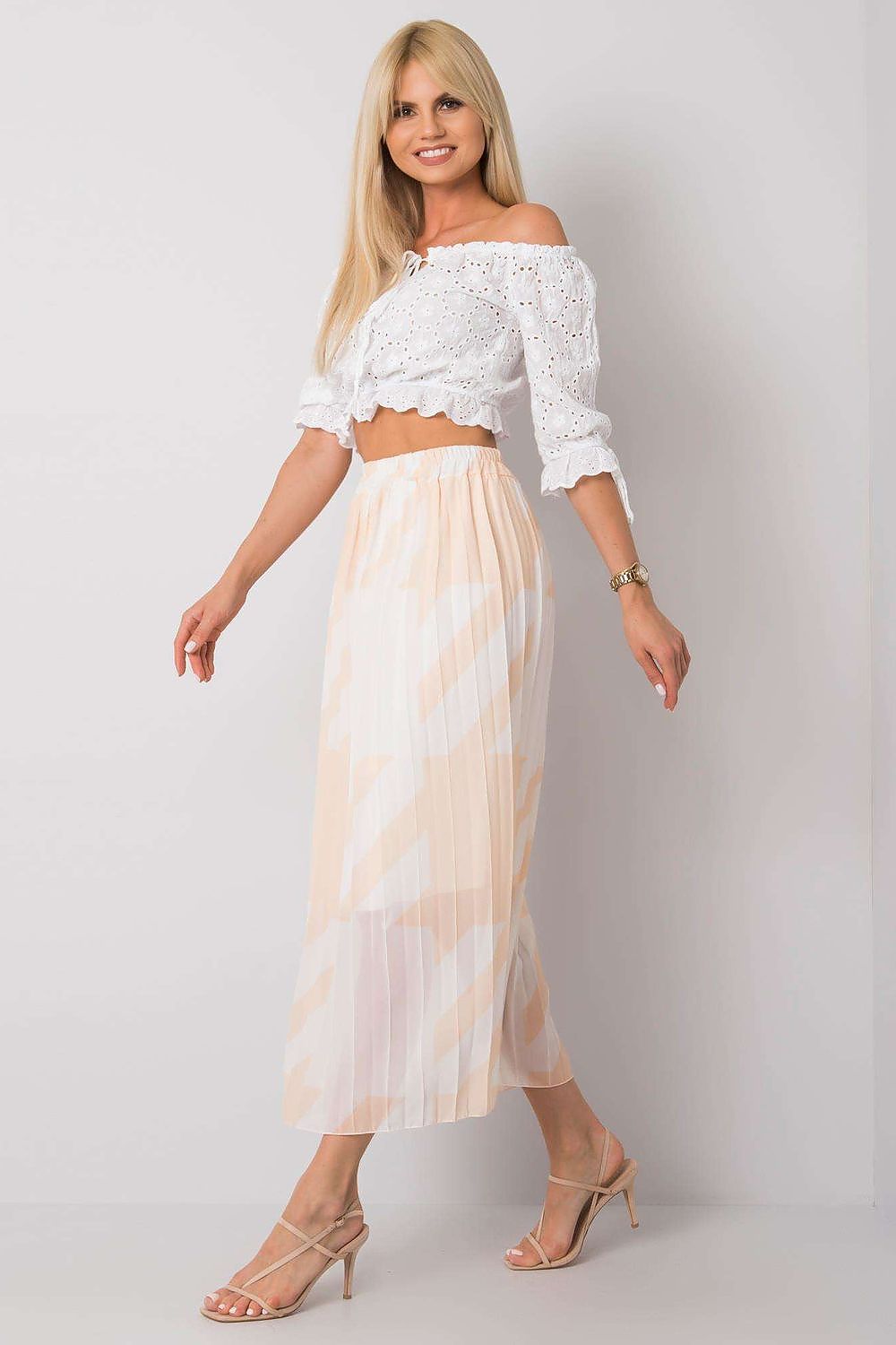Jupe longue fluide beige à motif subtil, style bohème, coupe midi légère et estivale pour un look élégant et décontracté.