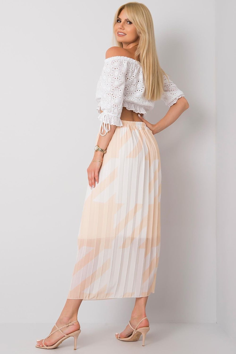 Jupe longue fluide beige avec rayures ton-sur-ton, coupe droite, idéale pour un look estival chic et confortable.