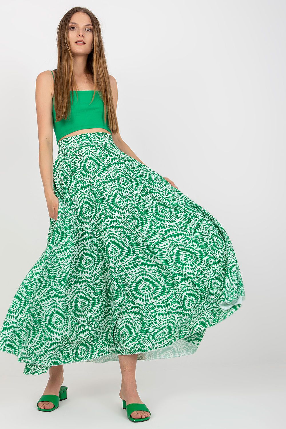 Jupe longue fluide verte à motifs fleuris, idéale pour une tenue estivale élégante et décontractée.