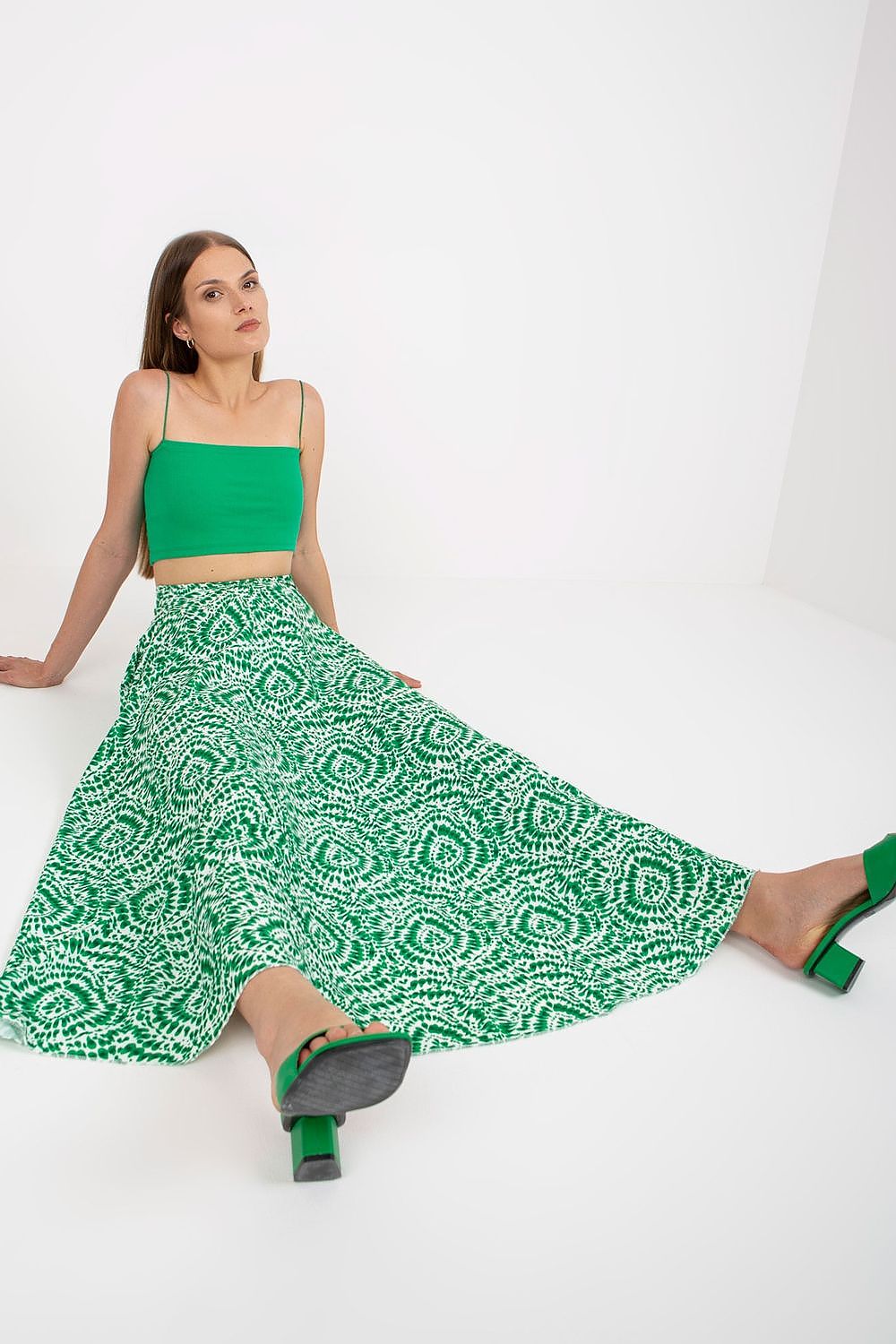 Jupe longue fluide verte à motif floral, style bohème, parfaite pour un look printanier élégant et décontracté.