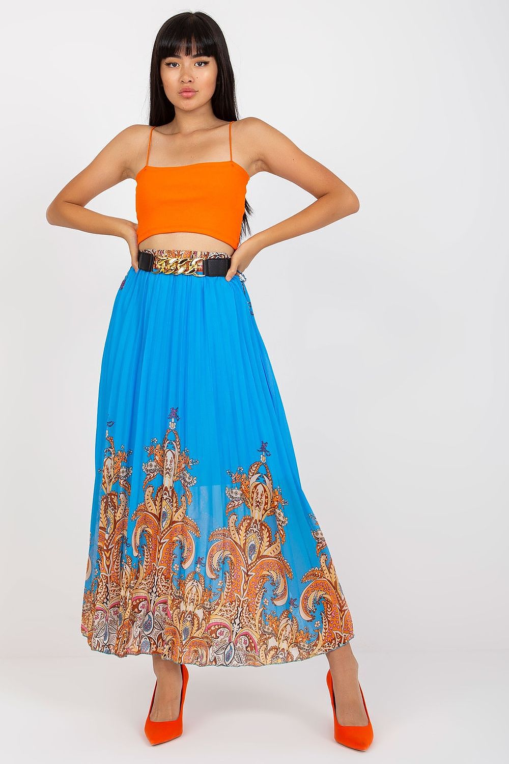 Jupe longue fluide bleue à motifs floraux et ceinture dorée pour un look élégant, disponible sur jupe-longue-fleurie-bleue.