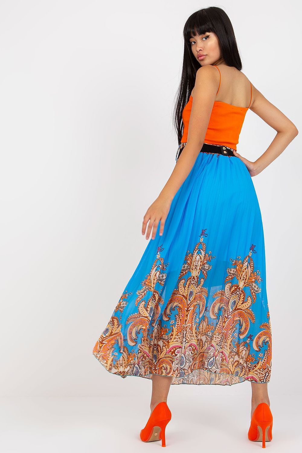 Jupe longue fleurie bleue avec motifs colorés, coupe fluide et taille ceinturée pour un style élégant et moderne.