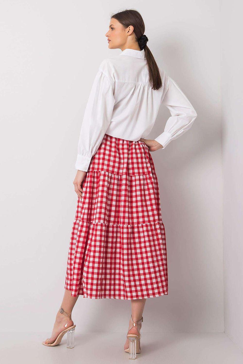 Jupe à carreaux rouge midi plissée, tendance et élégante, idéale pour une tenue chic décontractée.