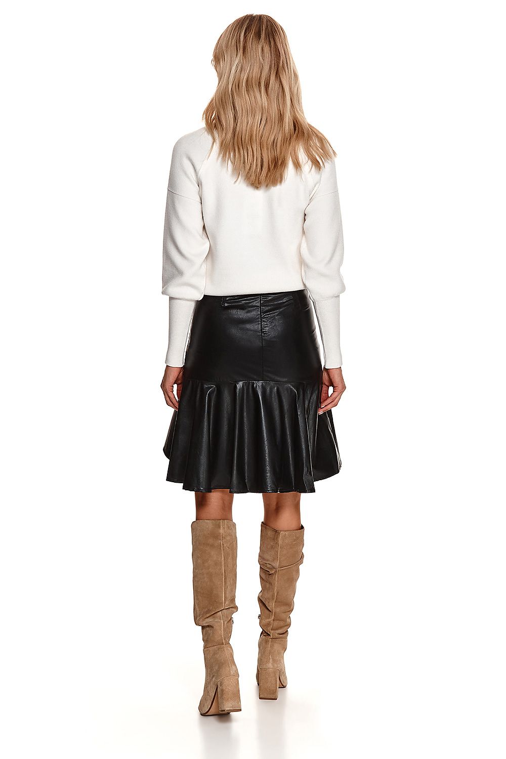 Jupe en simili cuir noir asymétrique mi-longue pour un style chic et tendance, parfaite avec des bottes hautes.