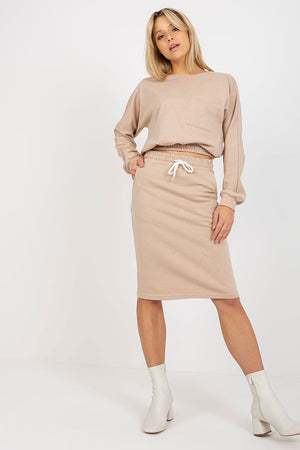 Jupe midi droite casual beige, idéale pour une tenue confortable et élégante, parfaite pour le quotidien ou le bureau.