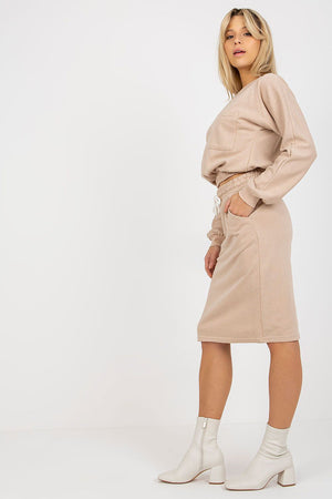 Jupe midi droite casual de couleur beige élégante et polyvalente, idéale pour des tenues quotidiennes chic.