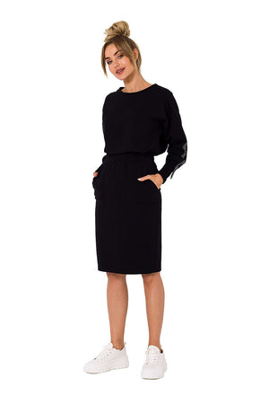 Jupe noire droite midi chic avec taille élastiquée et poches latérales pour un look élégant et confortable.