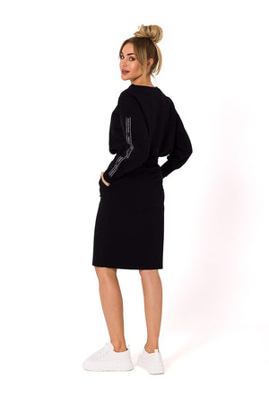 Jupe noire droite midi pour un look chic et élégant, idéale pour une tenue de bureau ou une sortie sophistiquée.