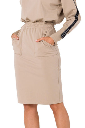 Jupe beige midi droite confortable pour une tenue décontractée et élégante, idéale pour un look quotidien polyvalent.