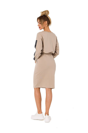 Jupe beige midi droite confortable pour femme, parfaite pour un look casual élégant et tendance.