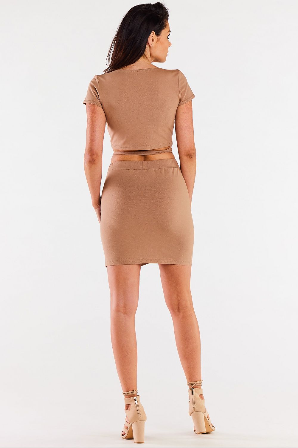 Jupe beige moulante courte idéale pour un look chic et élégant, parfaite pour une tenue de soirée ou de bureau.