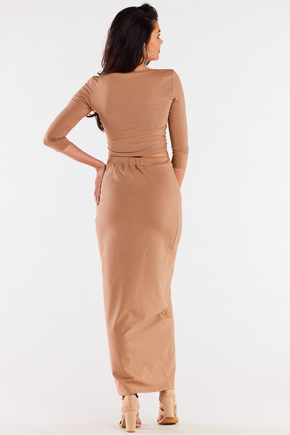 Jupe beige fendue midi en satin pour un look élégant et moderne, idéale pour une tenue de travail ou une sortie chic.