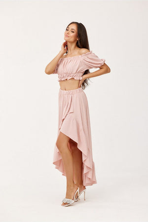 Jupe rose asymétrique à volants pour un look élégant et tendance, disponible sur jupe-rose-asymetrique-volant.