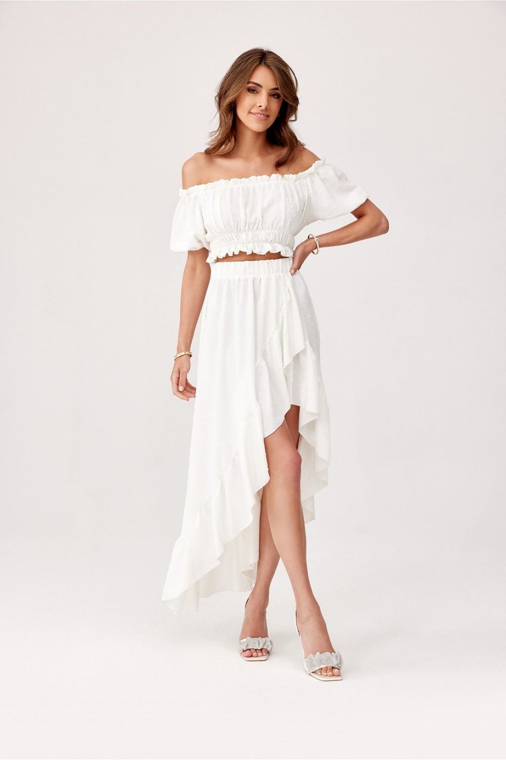 Jupe blanche asymétrique midi pour femme, élégante et tendance pour une allure sophistiquée et contemporaine.