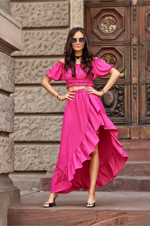 Jupe longue rose asymétrique avec volants pour une allure élégante et moderne, parfaite pour les sorties.