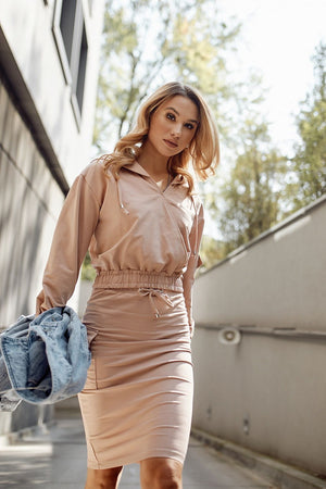 Jupe beige moulante midi pour femme élégante et moderne, tenue idéale pour un look décontracté ou professionnel.